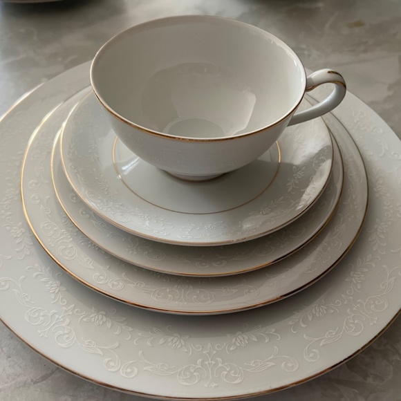 Royal M Sovereign 1886 service for 12 - Picture 2 of 3